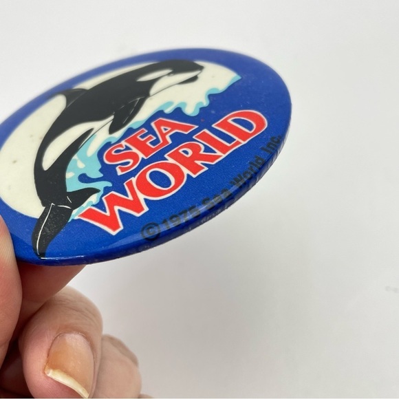 VINTAGE 1975 3” Sea World Button Orca Killer Whale Pin Back - Picture 6 of 8